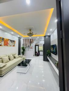 HOÀNG QUỐC VIỆT - NGÕ NÔNG - GẦN PHỐ - DÂN XÂY - 5 TẦNG - 5M MẶT TIỀN - 33M2 - 7.9 TỶ