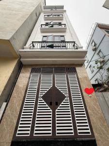 NGÃ TƯ CẦU GIẤY - NHÀ ĐẸP - SỔ VUÔNG - 5 TẦNG - 30M2 - 8 TỶ GẦN Ô TÔ QUAY ĐẦU