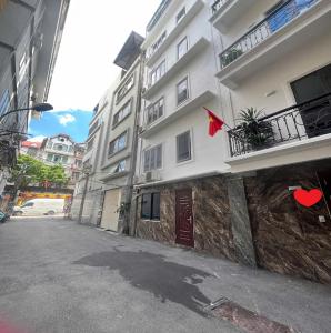 CẦU GIẤY - NGÕ THÔNG - SỔ VUÔNG - 58.5M2 - MẶT TIỀN BỀ THẾ - Ô TÔ SÁT NHÀ