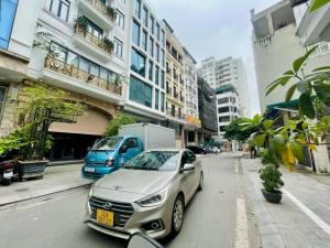 Bán nhà Lạc Long Quân, Tây Hồ dân xây 52m 5 tầng, ô tô, kinh doanh đỉnh, giá 13.5 tỷ