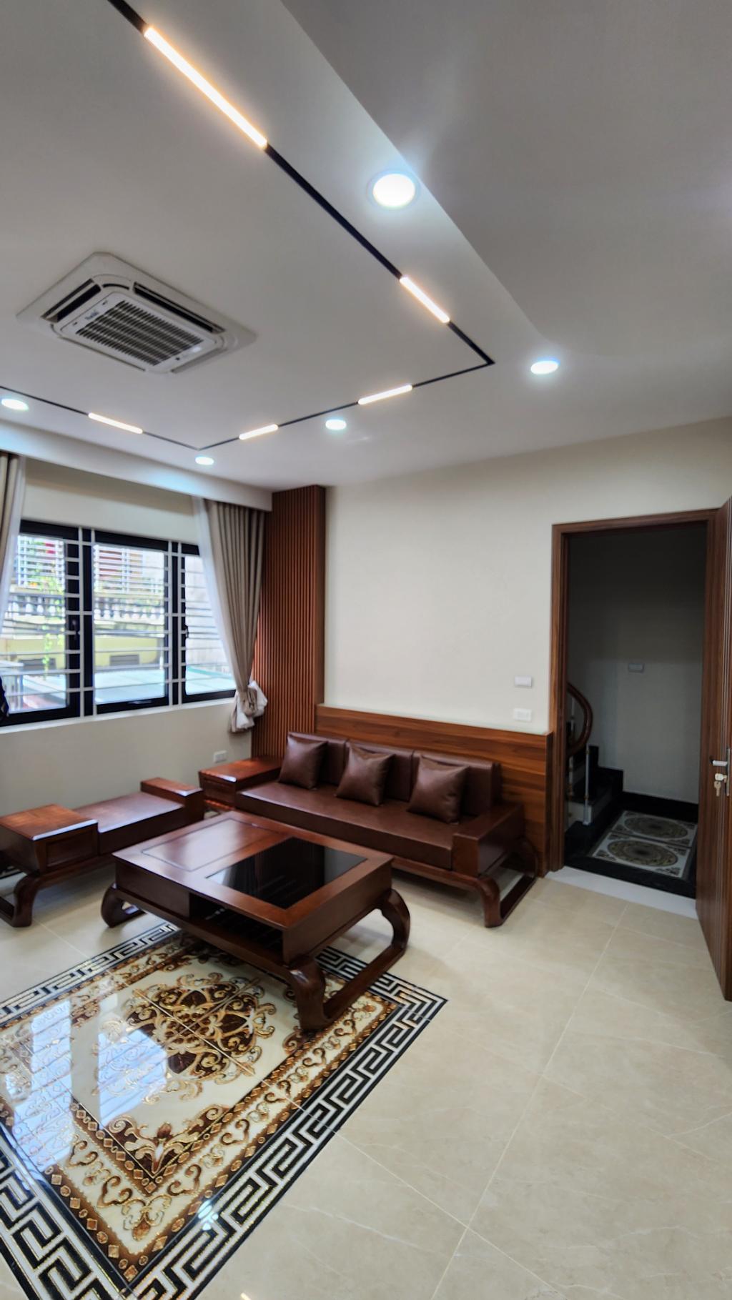 Hàng xóm Royal City (40m2, mặt tiền 5m)