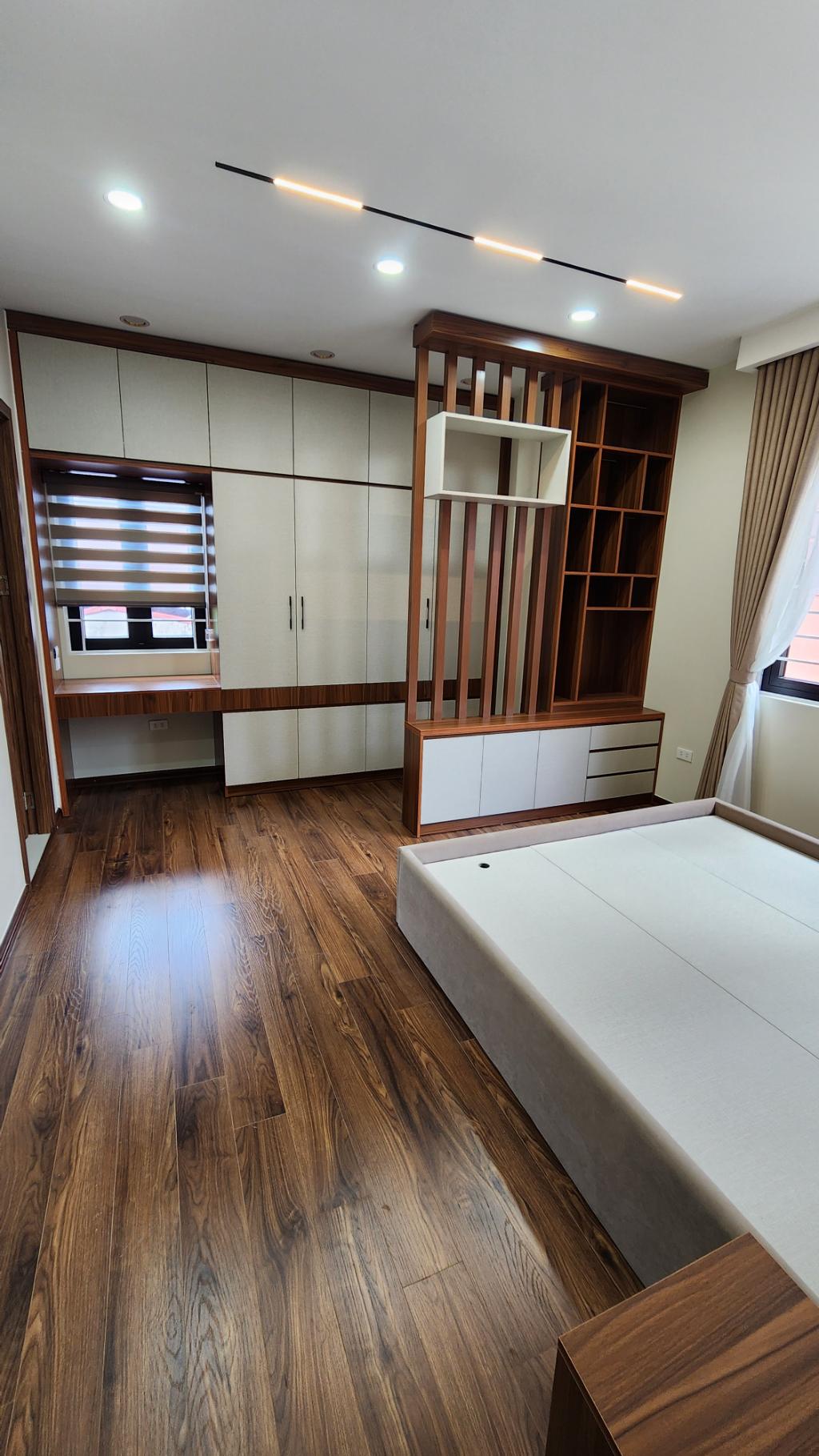 Hàng xóm Royal City (40m2, mặt tiền 5m)