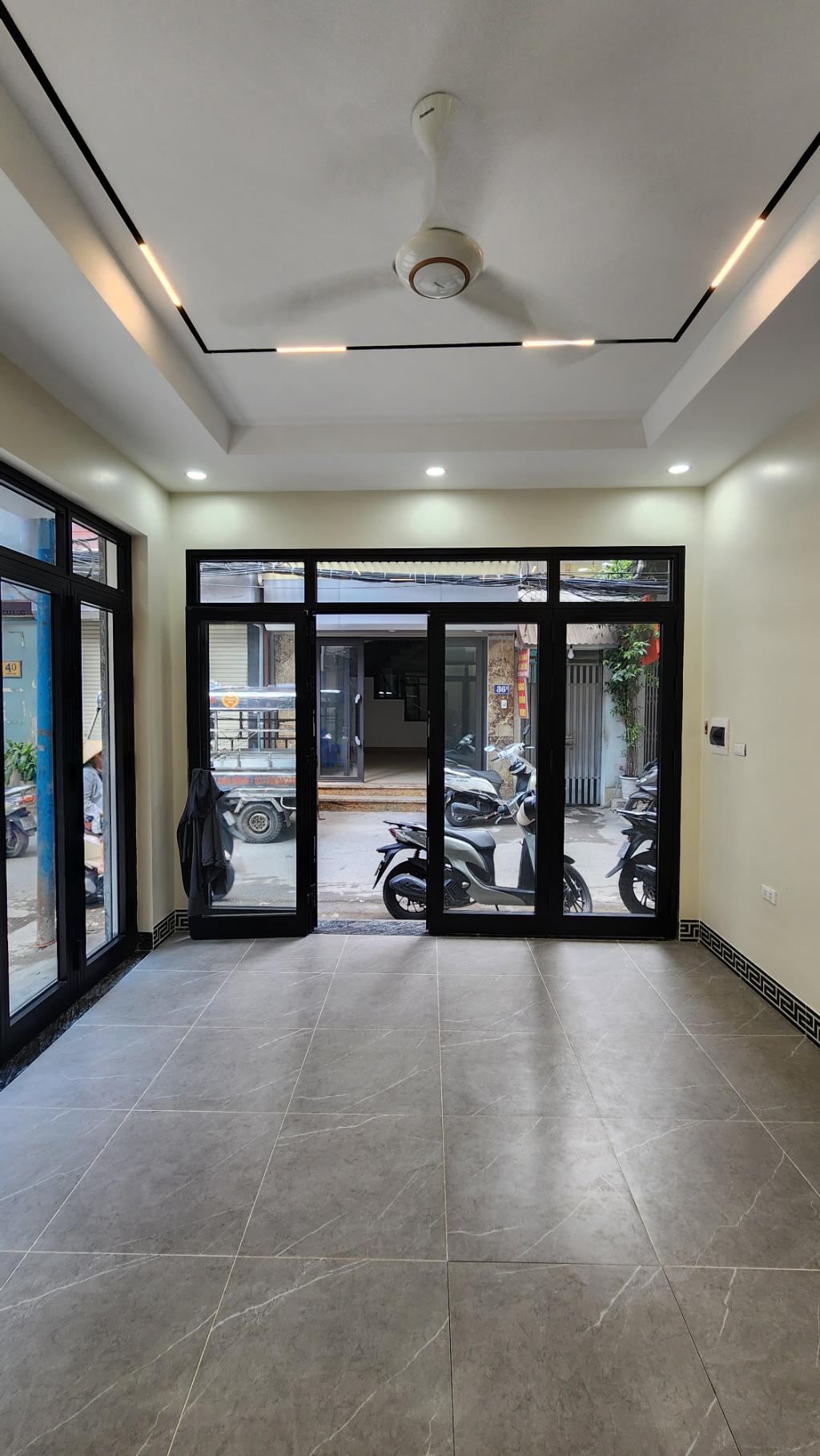 Hàng xóm Royal City (40m2, mặt tiền 5m)