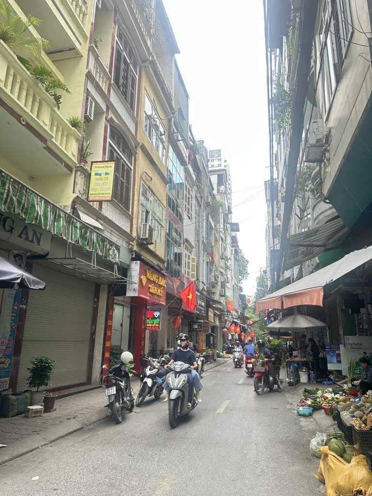 Mặt phố tại Ngã Tư Sở – 28,3m², sổ nở hậu – cho thuê sẵn thu tiền ngay – chỉ hơn 9 tỷ