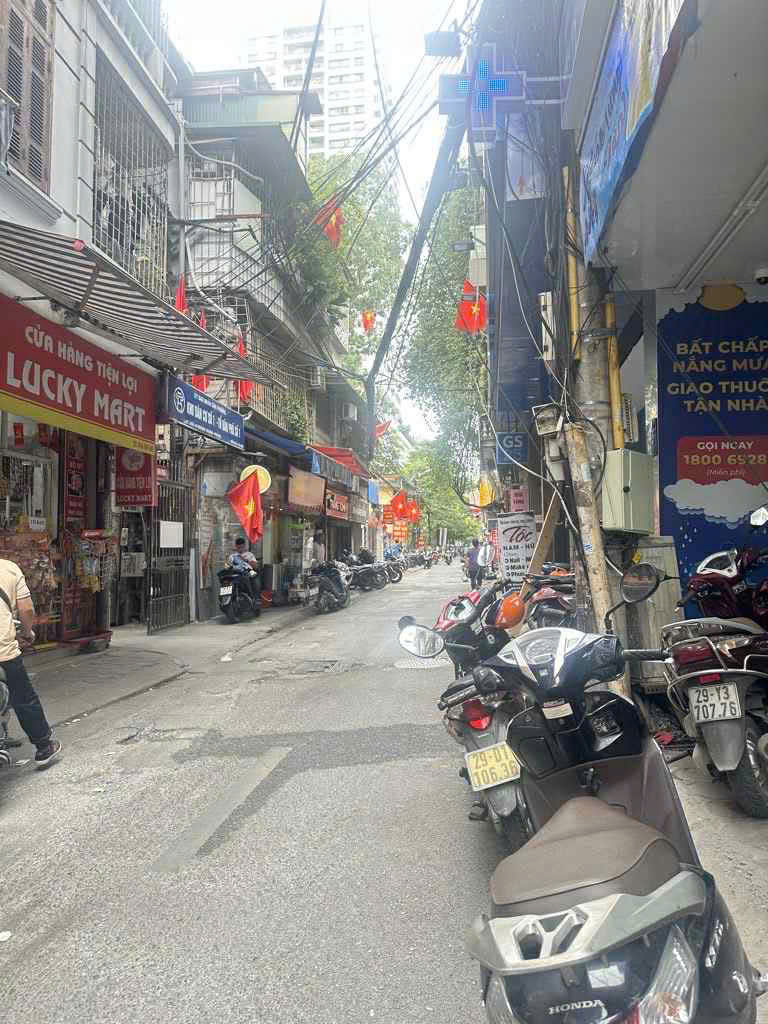 Mặt phố tại Ngã Tư Sở – 28,3m², sổ nở hậu – cho thuê sẵn thu tiền ngay – chỉ hơn 9 tỷ