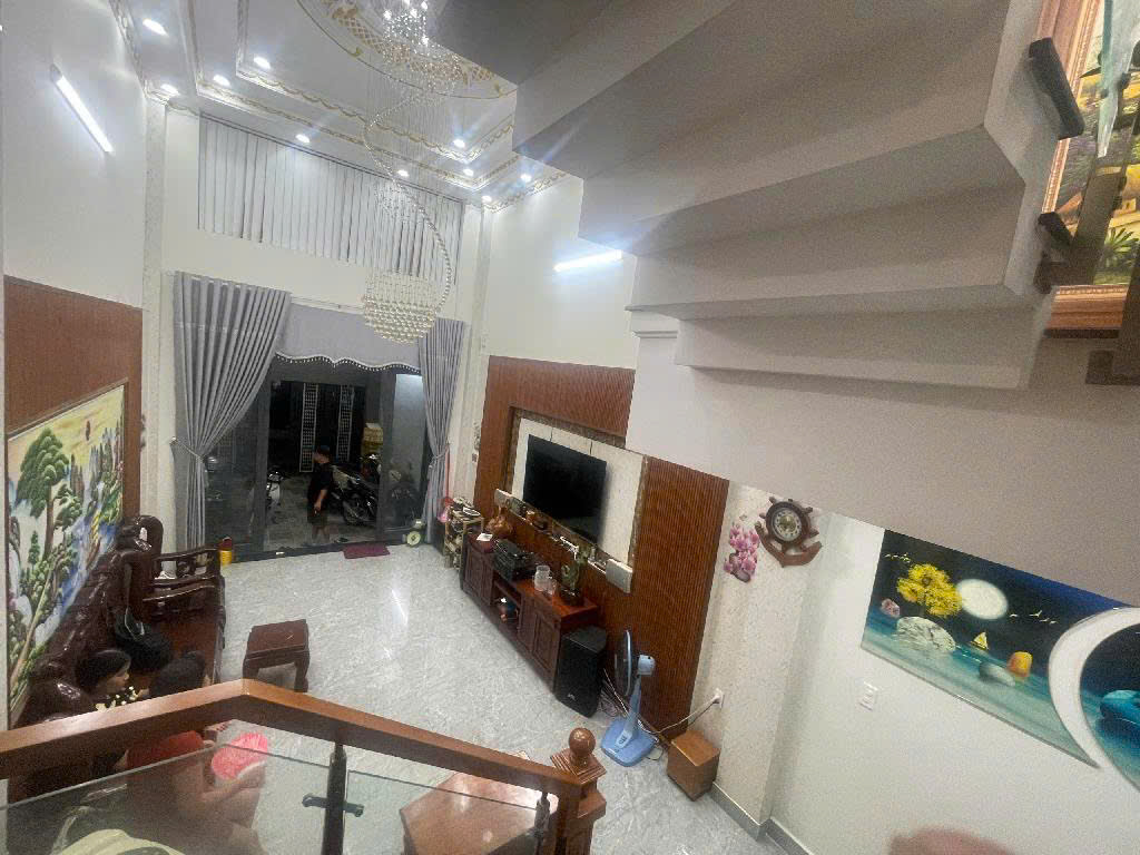 Nhà 3 tầng Thạnh xuân 24, hẻm xe hơi , bờ kênh thoáng mát, giá 6tỷ