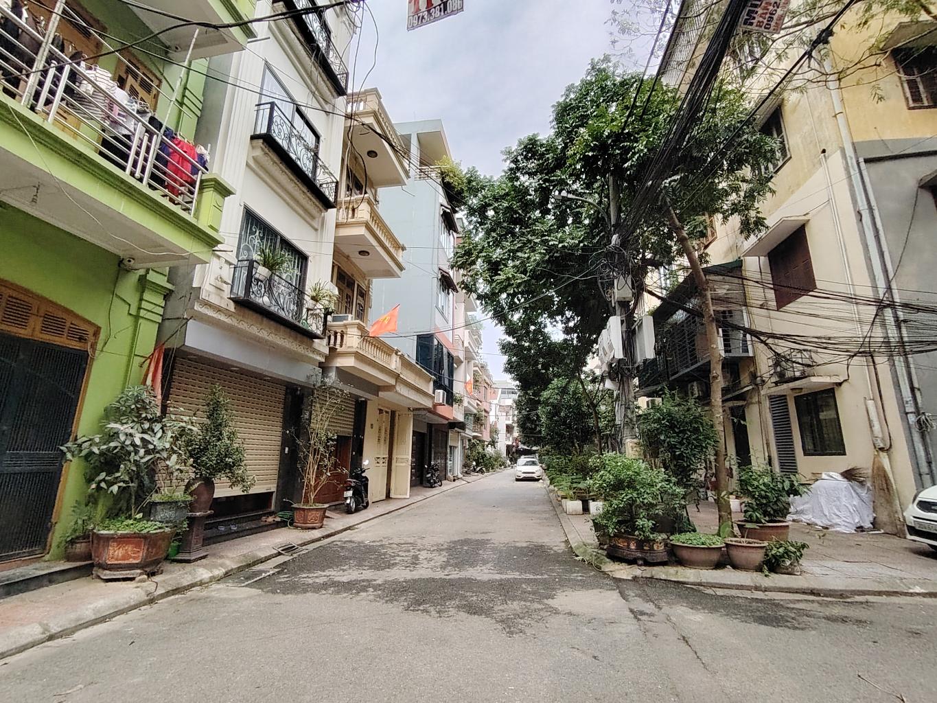 NGƯỜI THẬT VÀO VIỆC LUÔN.ĐẤT NGỌC LÂM LONG BIÊN Ô TÔ TRÁNH
