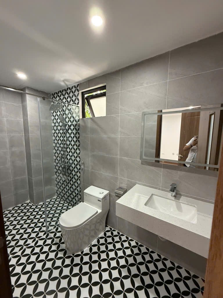 Nhà 6T tháng máy xây mới kv cầu giấy yên hoà