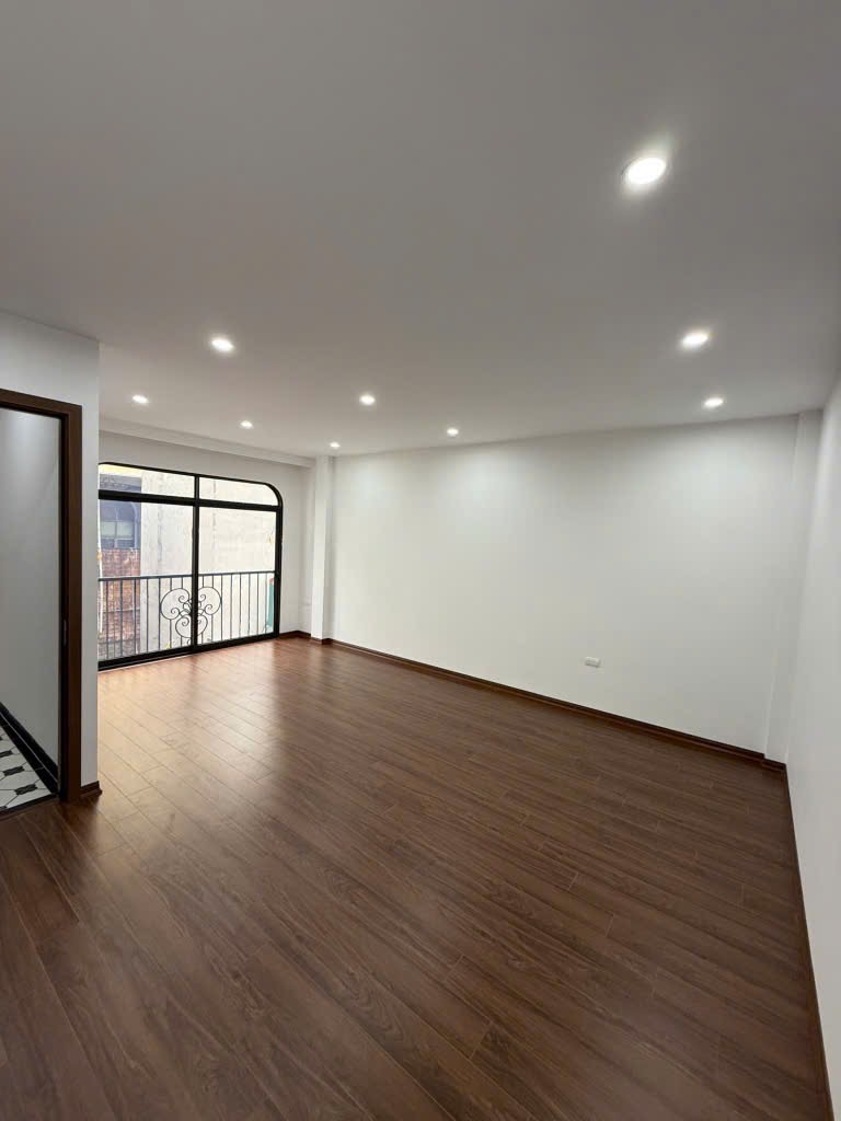 Nhà 6T tháng máy xây mới kv cầu giấy yên hoà