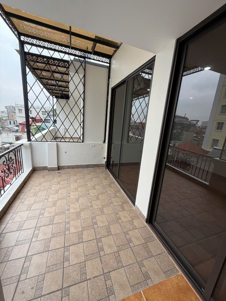Nhà 6T tháng máy xây mới kv cầu giấy yên hoà