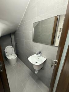 Nhà 6T tháng máy xây mới kv cầu giấy yên hoà