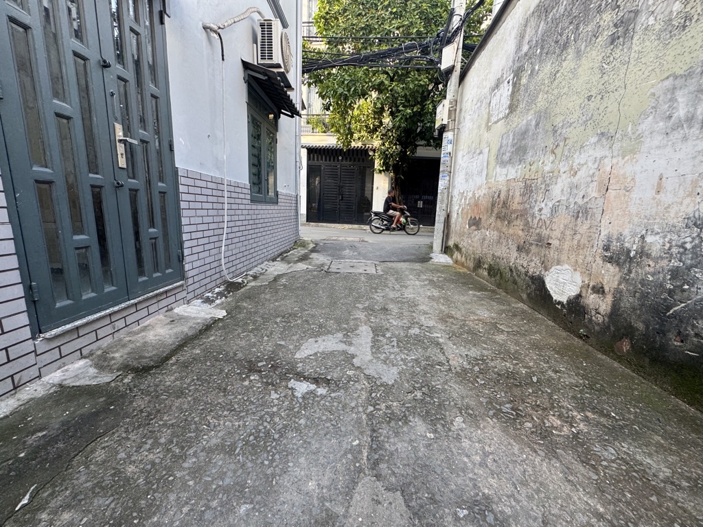 HẺM XE HƠI - GẦN MẶT TIỀN - VỊ TRÍ ĐẸP