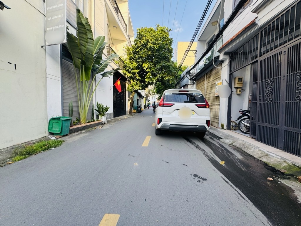 HẺM XE HƠI - GẦN MẶT TIỀN - VỊ TRÍ ĐẸP