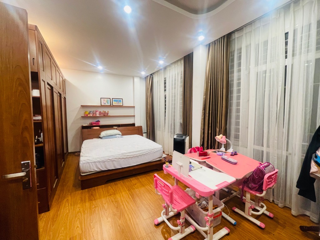 Bán nhà phố Thái Thịnh 42m2, 5T, MT6.5m tặng full nội thất xịn xò hiếm quận Đống Đa