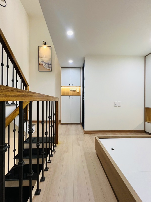 Bán gấp căn 4 tầng bạch mai