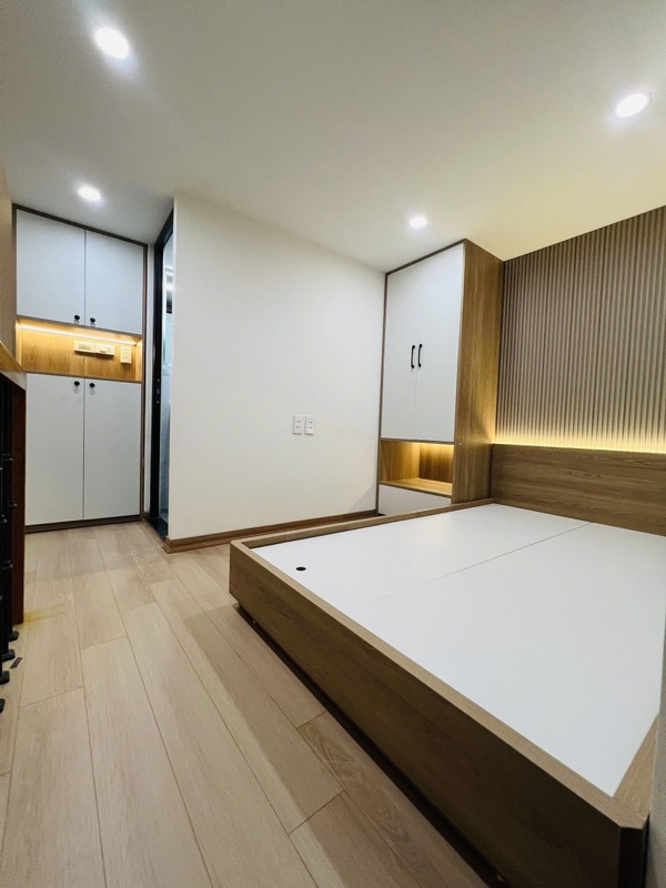 Bán gấp căn 4 tầng bạch mai