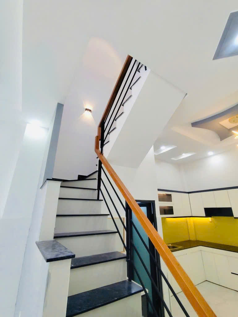 NHÀ ĐẸP GIÁ TỐT - GẦN NGÃ 4 BỐN XÃ - CHỈ 4.9 TỶ - SỔ RIÊNG