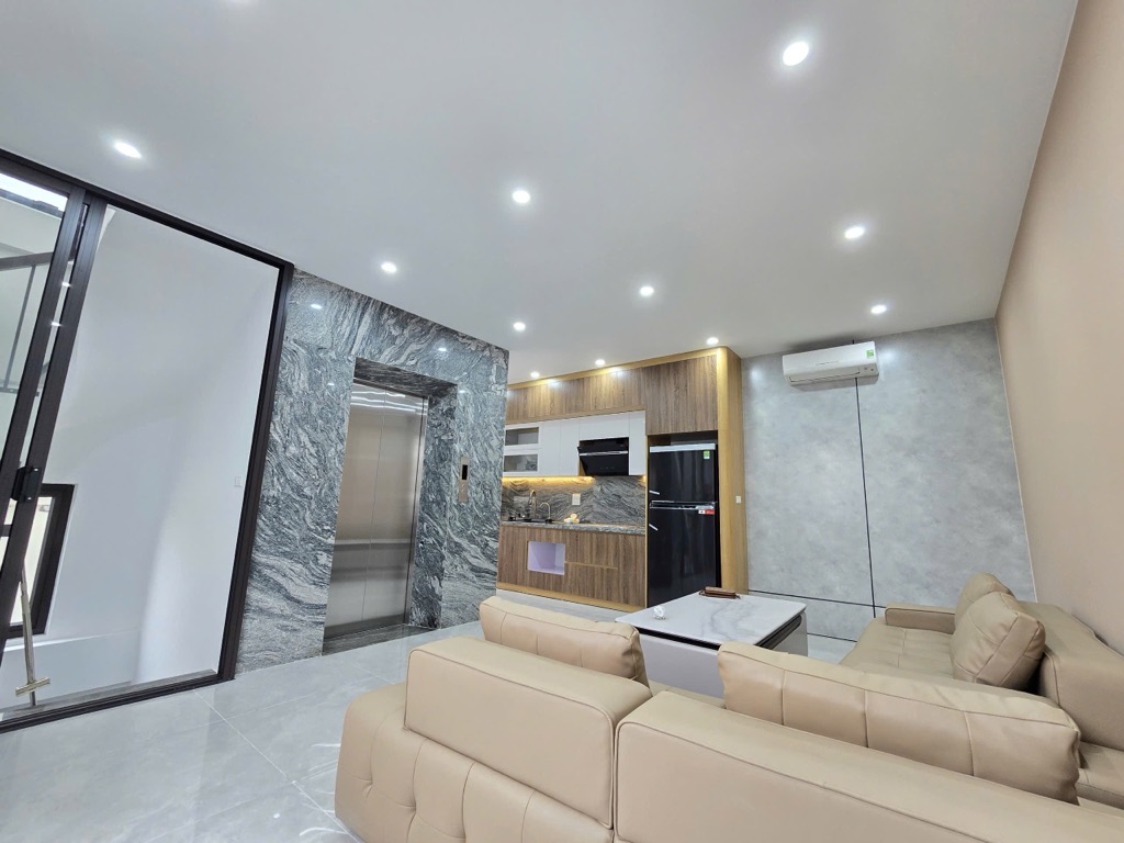 Bán nhà Ngọc Lâm, căn duy nhất còn sót lại, có thang máy, full nội thất, nhà mới xây, nhỉnh 9 tỷ.
