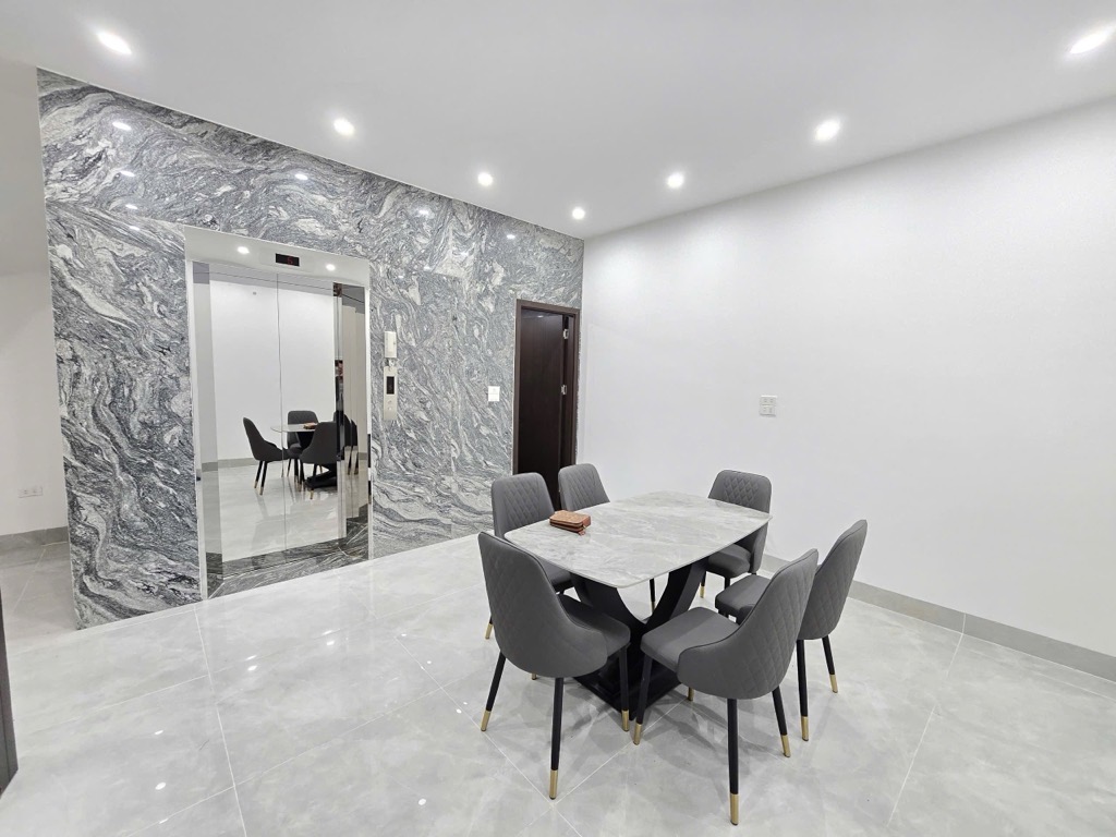 Bán nhà Ngọc Lâm, căn duy nhất còn sót lại, có thang máy, full nội thất, nhà mới xây, nhỉnh 9 tỷ.