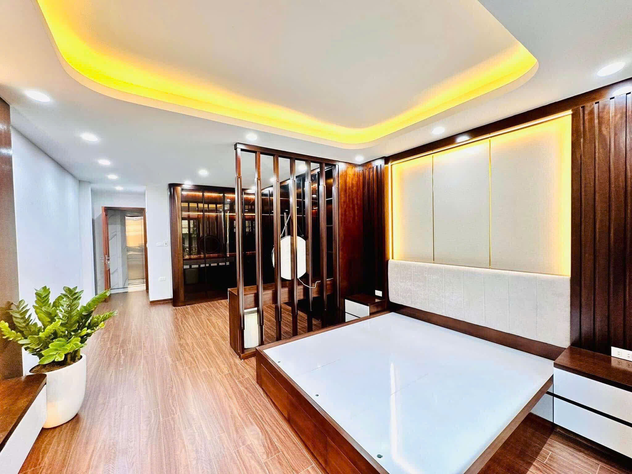 Chủ cần bán gấp, nhà Nguyễn Văn Cừ, 72m, khu phân lô, kinh doanh, hơn 10 tỷ.