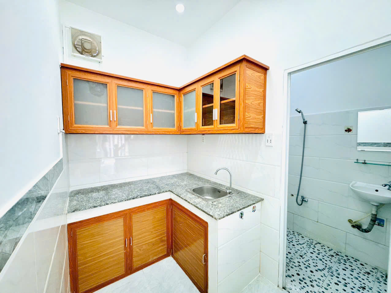 Nhà 4 lầu siêu đẹp, 5pn! Full nt xịn xò! Xe hơi ngủ trong nhà, Vị trí đẹp tuyệt!