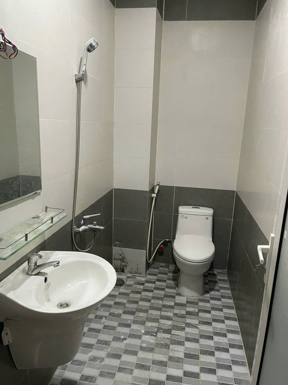 Nhà 4 lầu siêu đẹp, 5pn! Full nt xịn xò! Xe hơi ngủ trong nhà, Vị trí đẹp tuyệt!