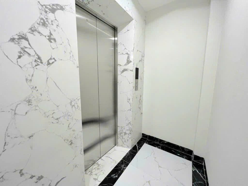 Nhà Đẹp Kim Giang 42 m2 7 tầng thang máy xây mới Ngõ rộng 3 gác phi ầm ầm NHỈNH 8 TỶ