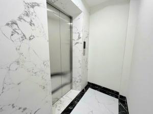 Nhà Đẹp Kim Giang 42 m2 7 tầng thang máy xây mới Ngõ rộng 3 gác phi ầm ầm NHỈNH 8 TỶ
