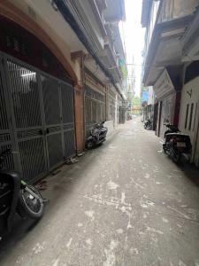 TRỊNH ĐÌNH CỬU- PHÂN LÔ QUÂN ĐỘI - Ô TÔ VÀO NHÀ - CHỦ TỰ XÂY - NỘI THẤT CÒN ĐẸP - NGÕ THÔNG KINH DOANH- 47m - chỉ 14,8 tỷ