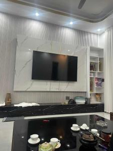 Bán Nhà Yên Xá 30m2 5 Tầng Giá Chào 5.65 Tỷ -60m Ra đường Ô Tô Tránh