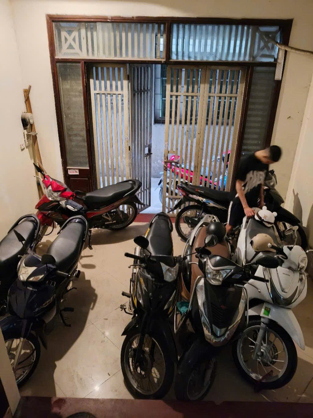 40m2 – 5 tầng – Hoàng Ngân – Lê Văn Lương