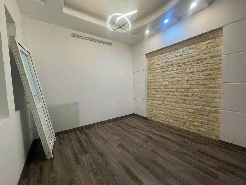 Giá bán: 9.25 tỷ - 4 tầng – 37m2 giao nhà ngay.